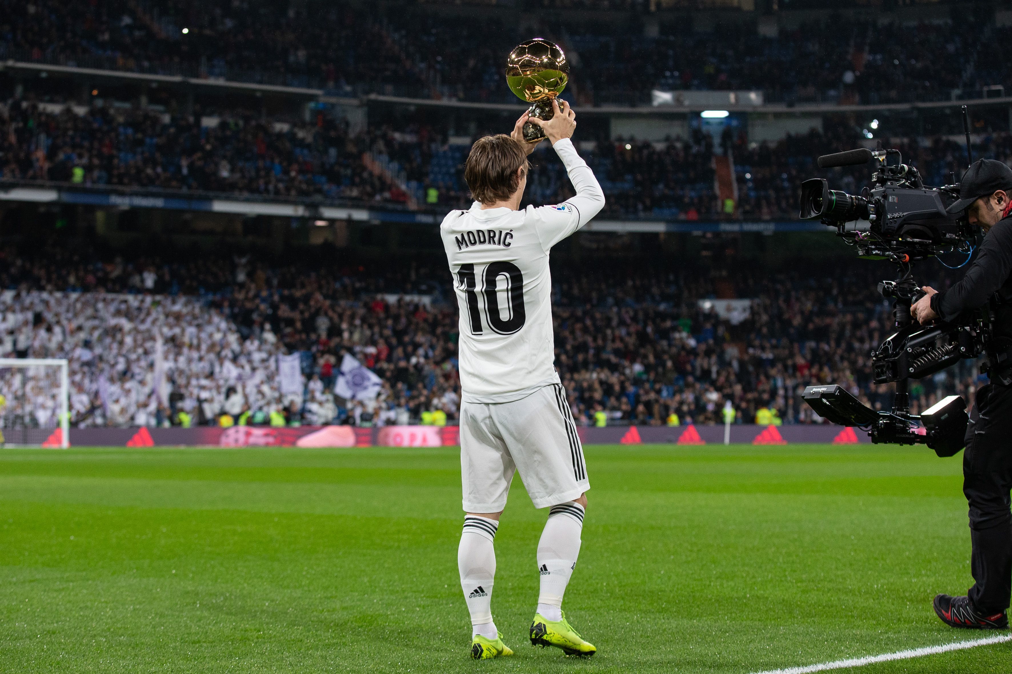 曼联、利物浦近五轮各1胜，英超积分榜曼联积22分，领先利物浦。